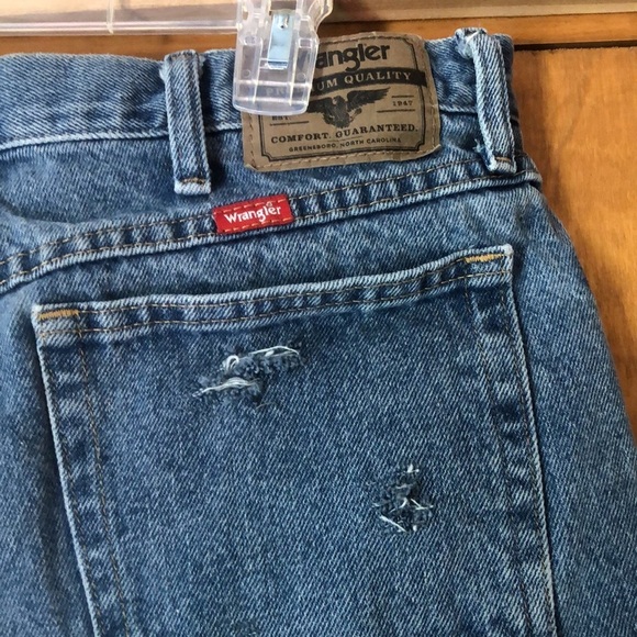 Wrangler distressed cut off blue jeans - Picture 7 of 9